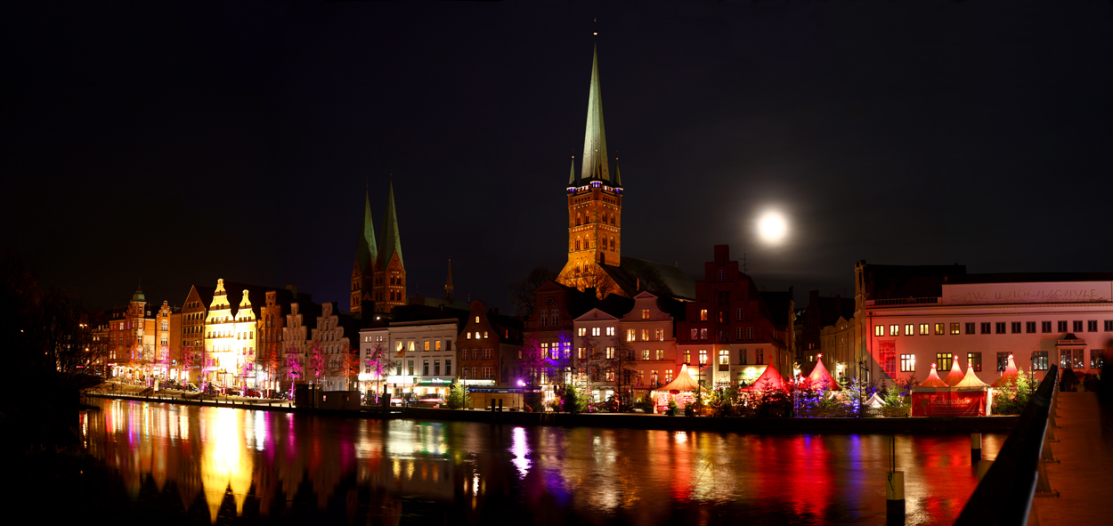 ** Kinderweihnachtsmarkt mit Eisbahn Lübeck**