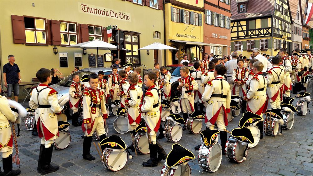 Kinderzeche Dinkelsbühl 2017 :Knabenkapelle Aufstellung im Schatten der Häuser