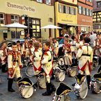 Kinderzeche Dinkelsbühl 2017 :Knabenkapelle Aufstellung im Schatten der Häuser