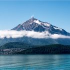 Kindlicher Berg mit Wolke und Wölkchen am Gipfel