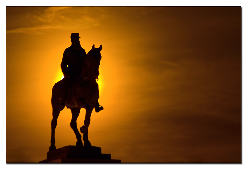 King's staue with Moon