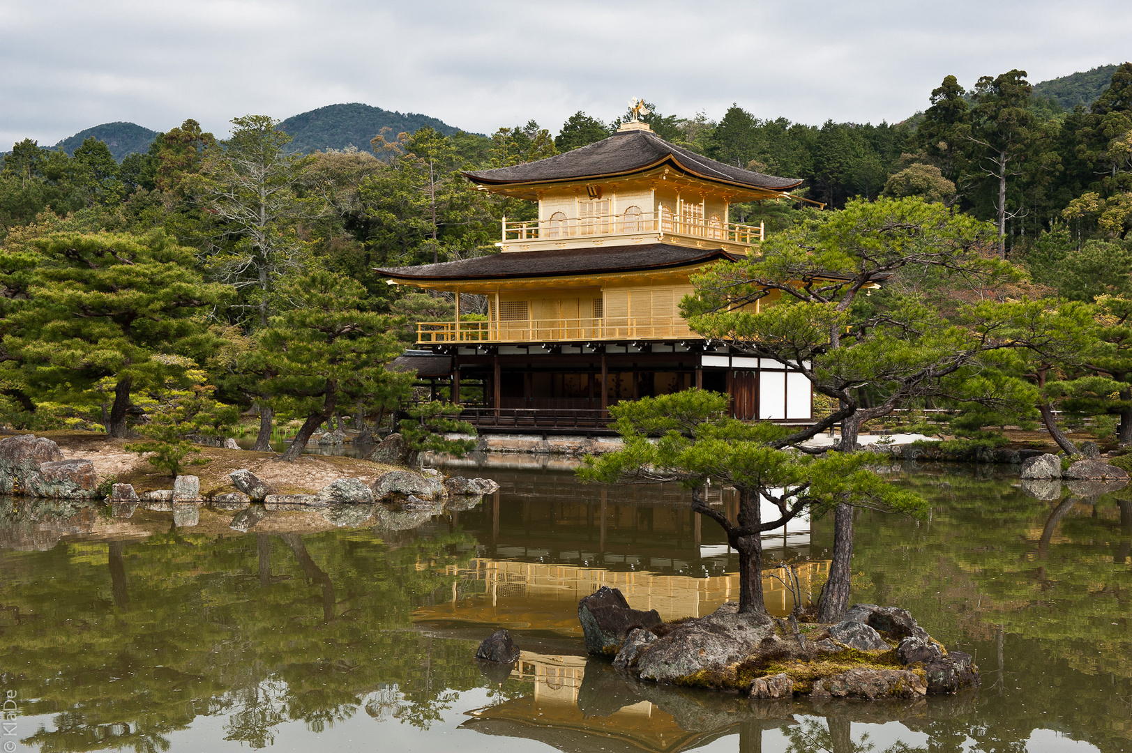Kinkaku-ji - der Goldene Pavillon Postkarten-idyllisch