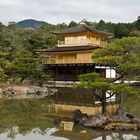 Kinkaku-ji - der Goldene Pavillon Postkarten-idyllisch