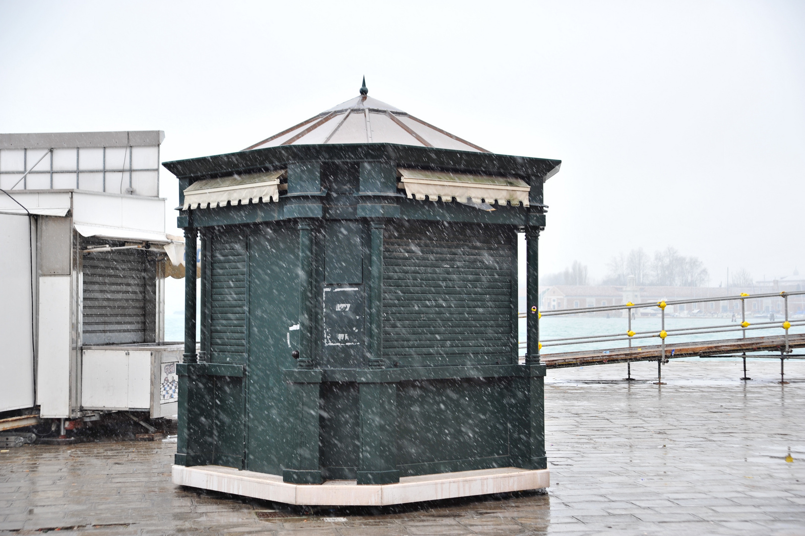 Kiosk im Schneeregen