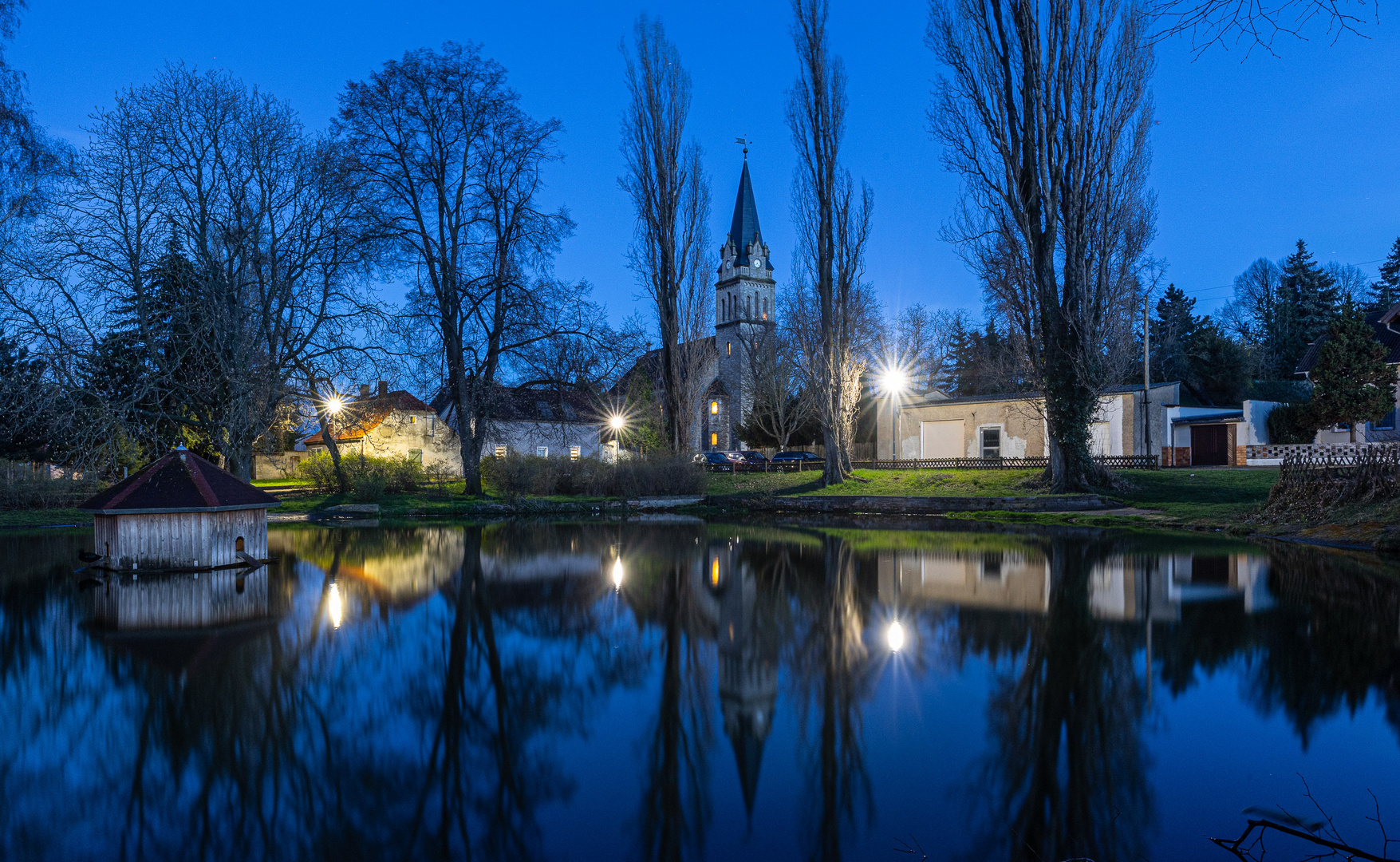 Kirch St.Alexander und Dorfteich zur blauen Stunde in Hakeborn