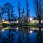 Kirch St.Alexander und Dorfteich zur blauen Stunde in Hakeborn