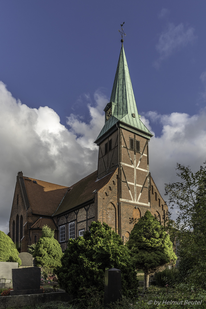 Kirchdorfer Kreuzkirche mit Friedhof