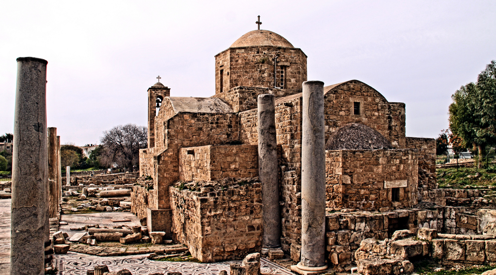 Kirche Agia Kiriaki Chrysopolitissa mit der Paulussäule 1