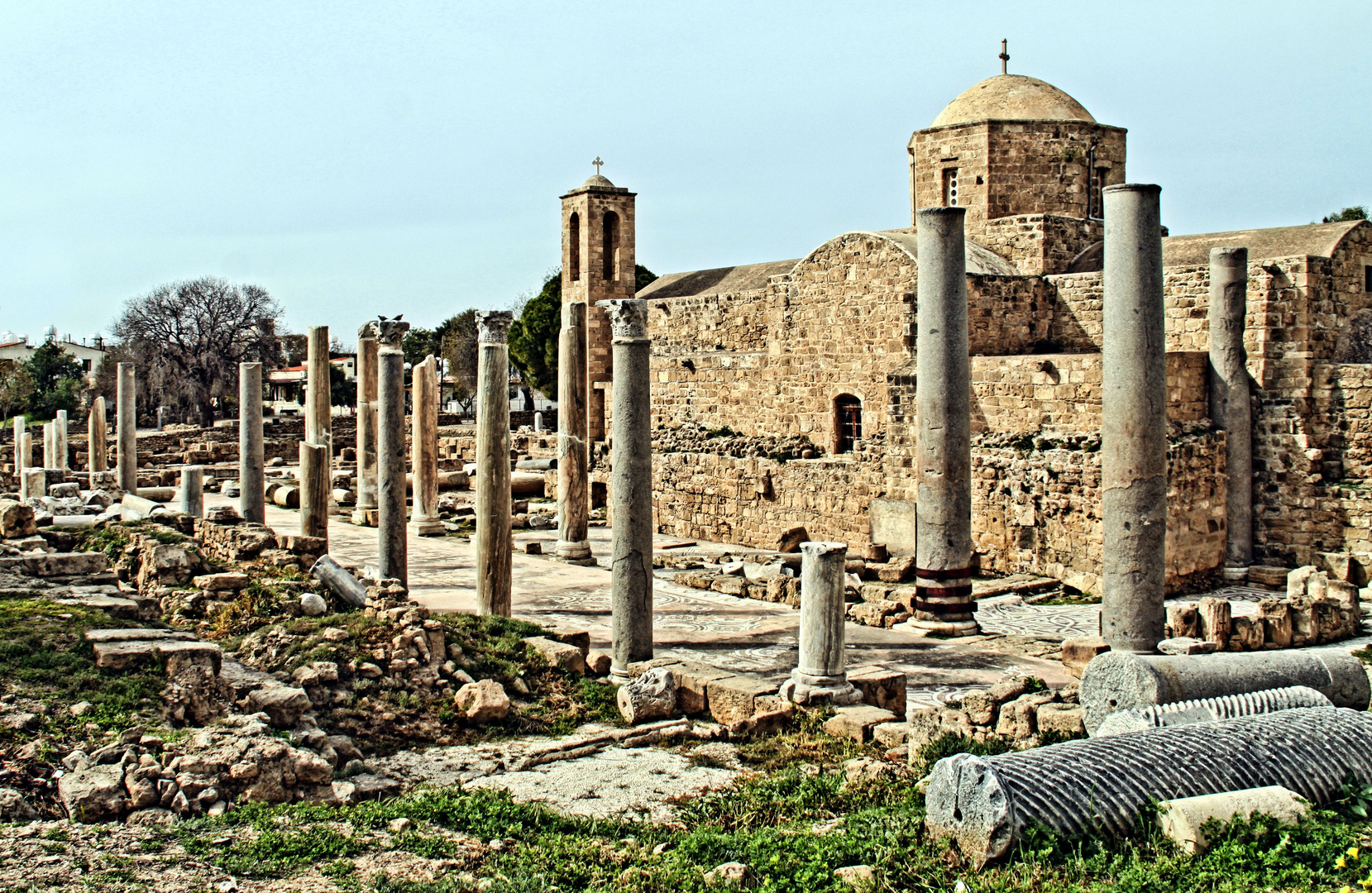 Kirche Agia Kiriaki Chrysopolitissa mit der Paulussäule 2