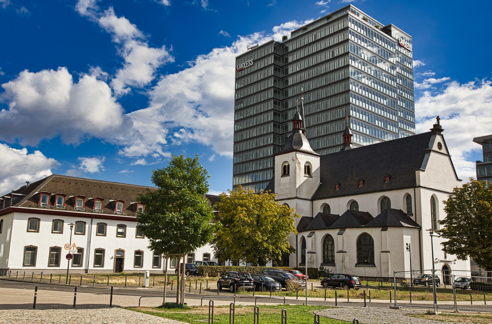 Kirche Alt St. Heribert vor dem Lanxess-Hochhaus