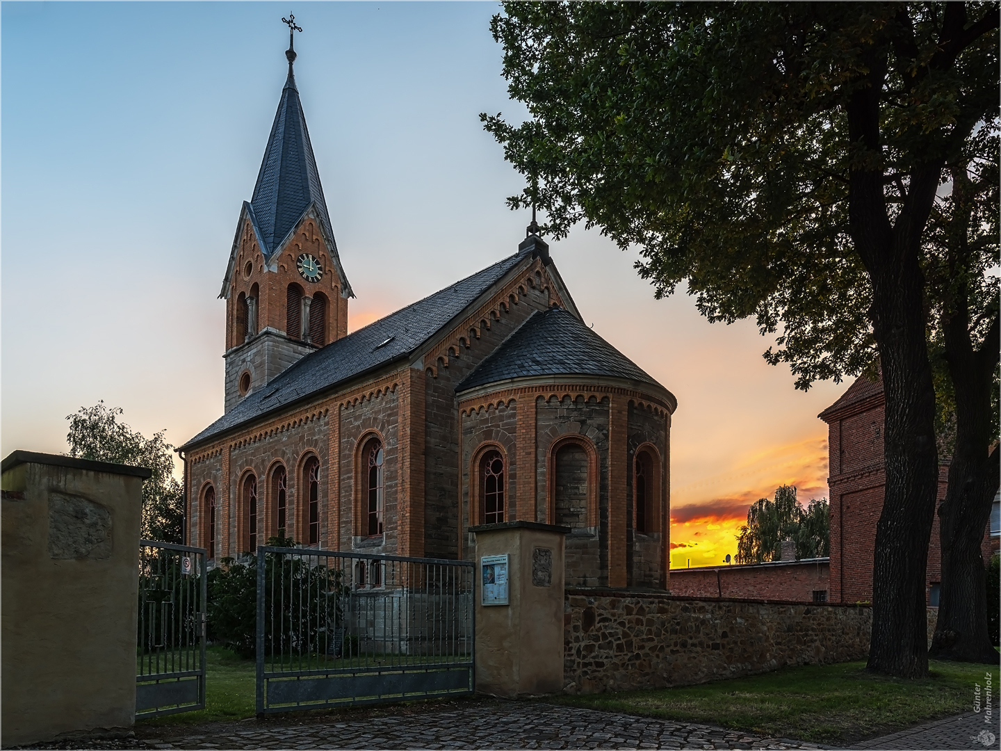 Kirche am Abend ...