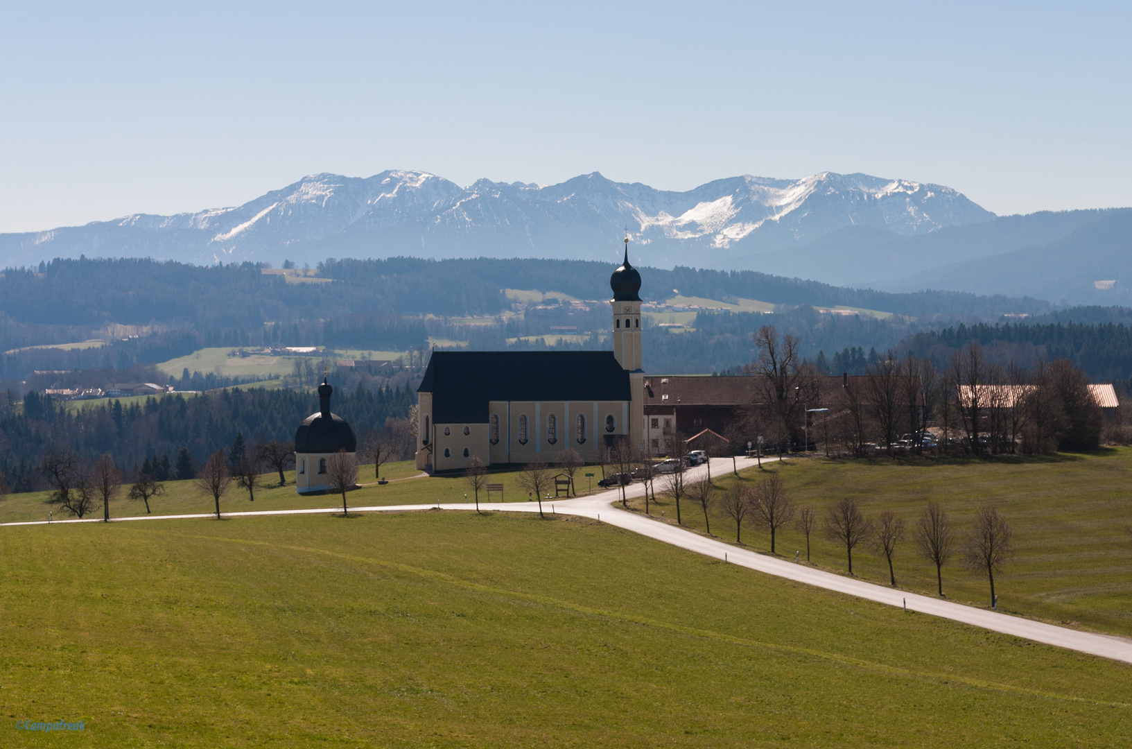 Kirche am Alpenrand
