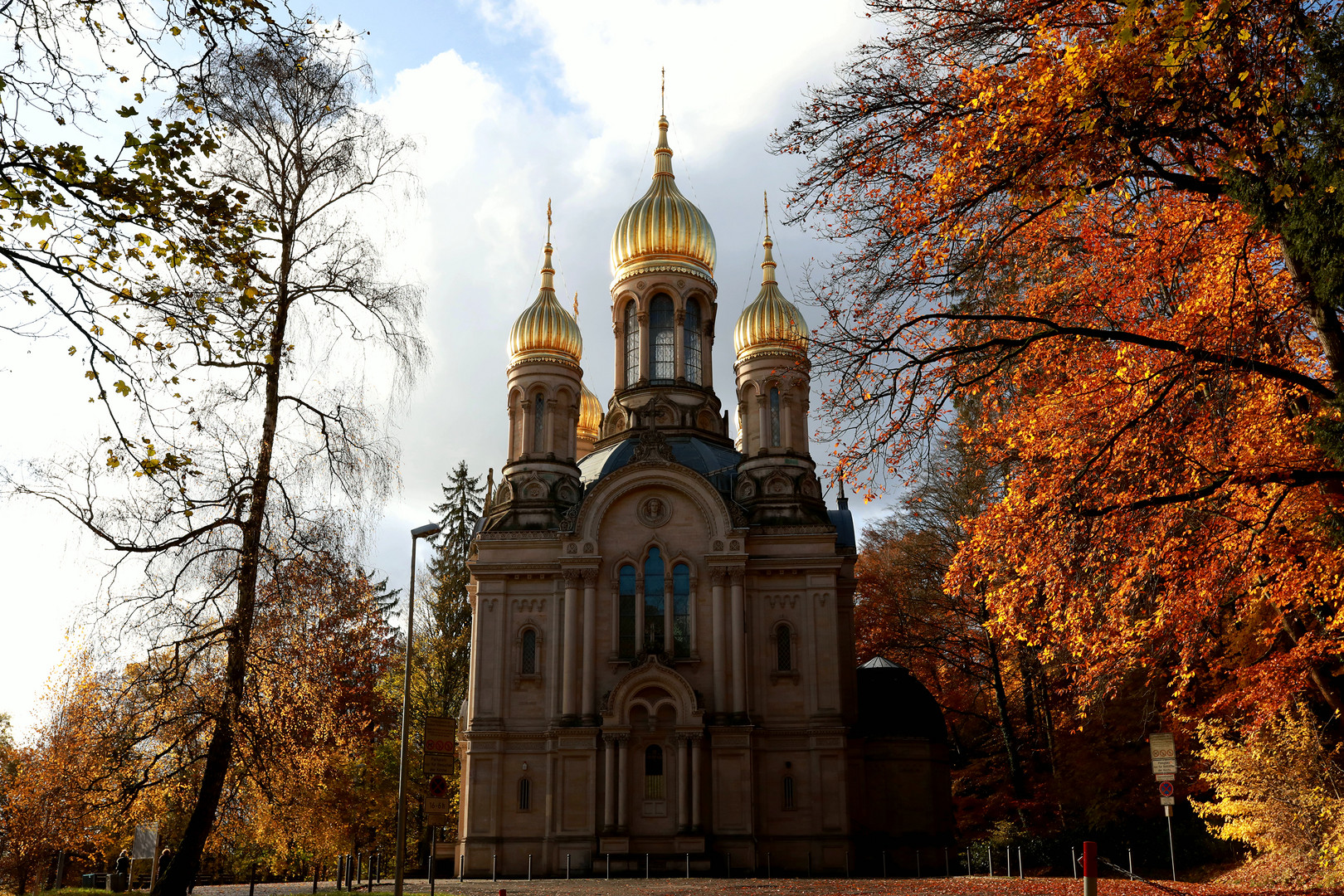 Kirche an Herbstwald