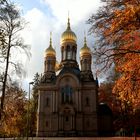 Kirche an Herbstwald