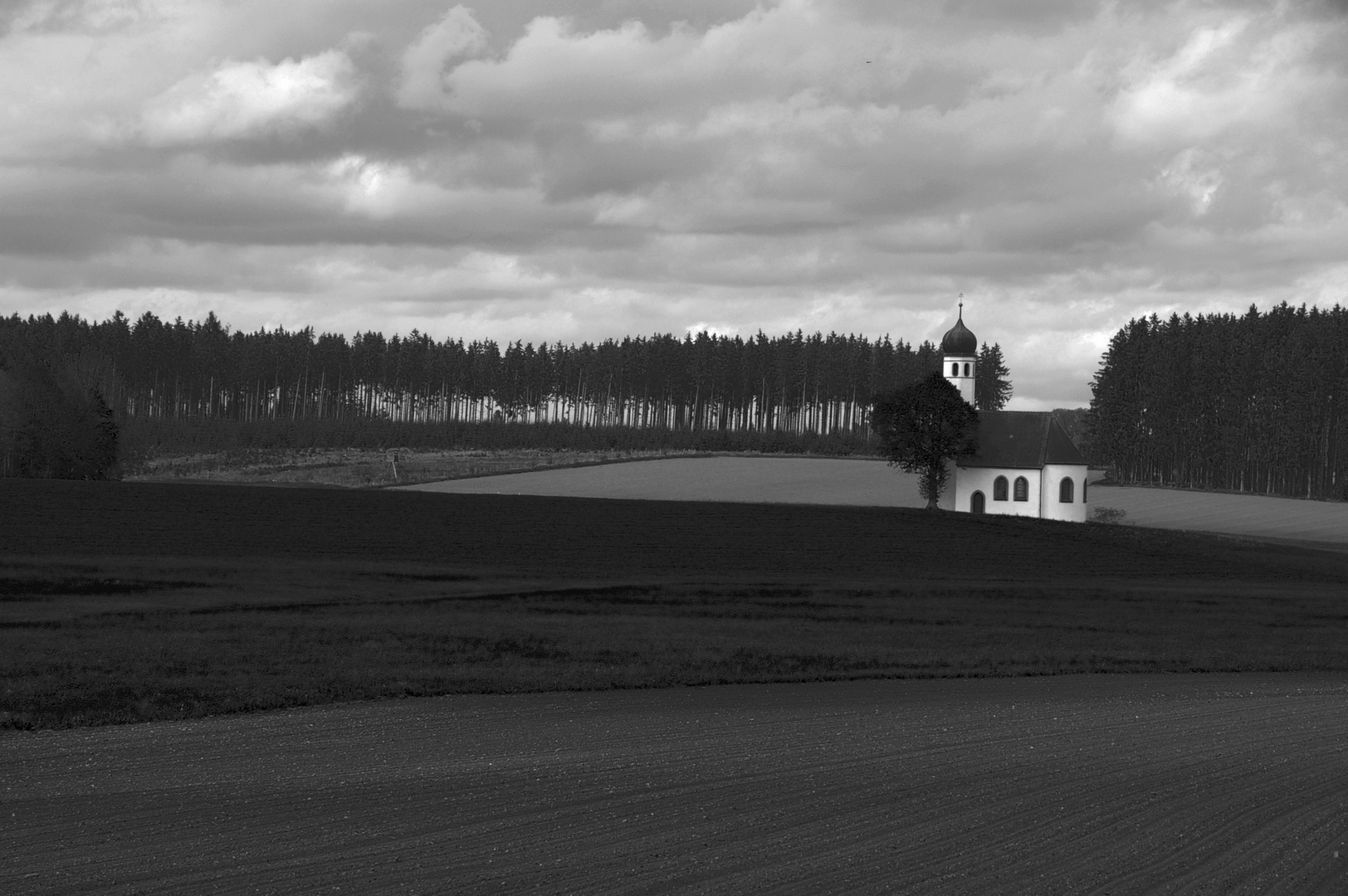 Kirche auf dem Feld