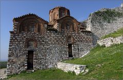 kirche auf dem festungshügel in berat