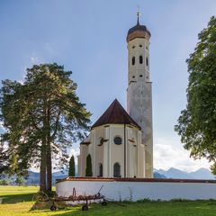 Kirche auf der "grünen Wiese"