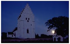 Kirche auf Mon bei Mondschein