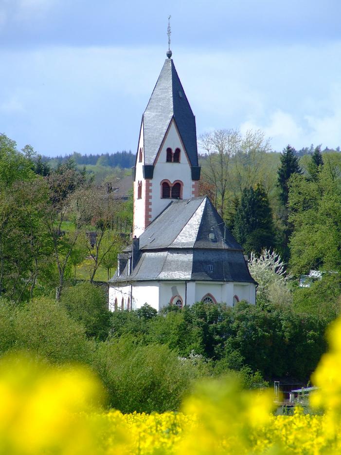 Kirche aus dem Rapsfeld