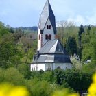 Kirche aus dem Rapsfeld