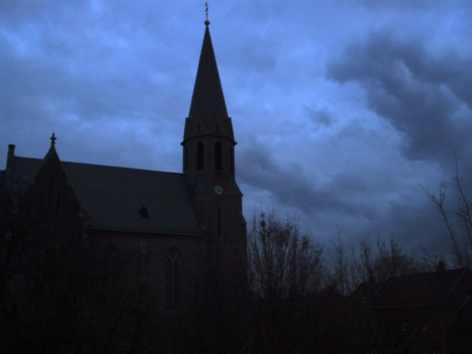 Kirche bei Abend