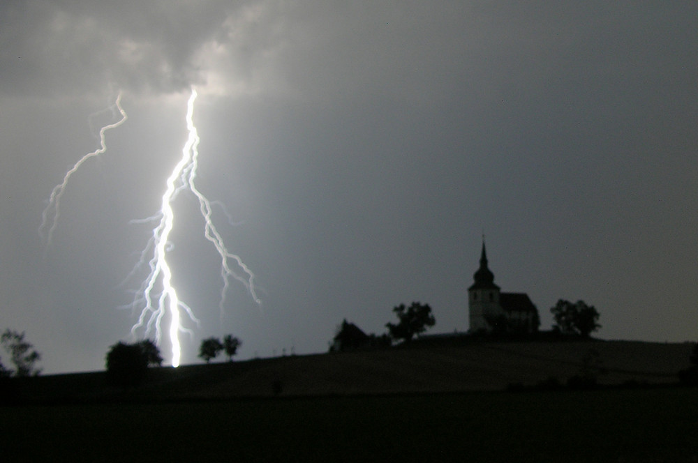 Kirche bei Gewitter