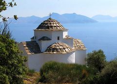 Kirche bei Kallithéa /Insel SAMOS im Hintergrund Inseln Foúrni + Ikaría