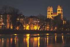 Kirche bei Nacht