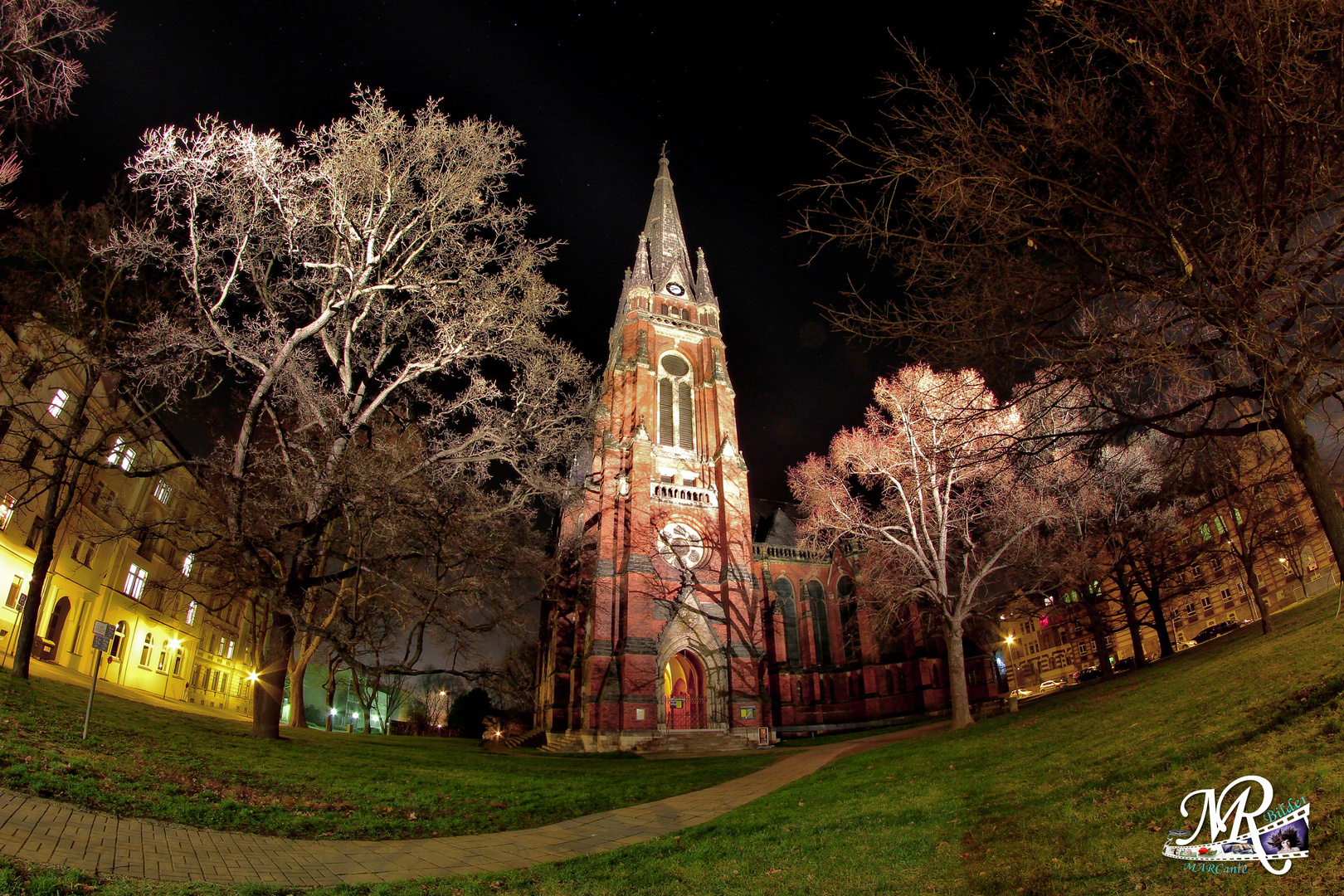 Kirche bei Nacht