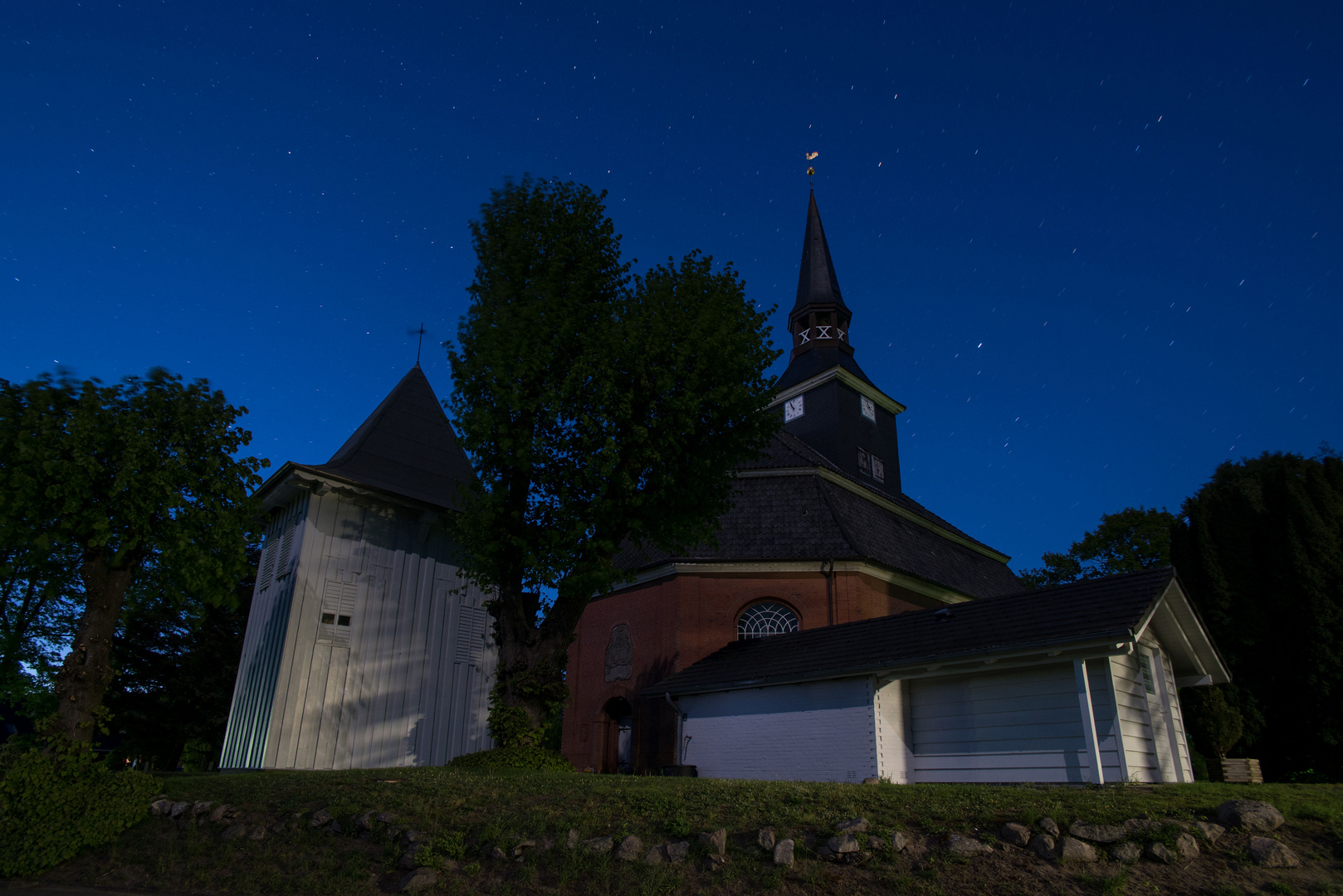 Kirche bei Nacht