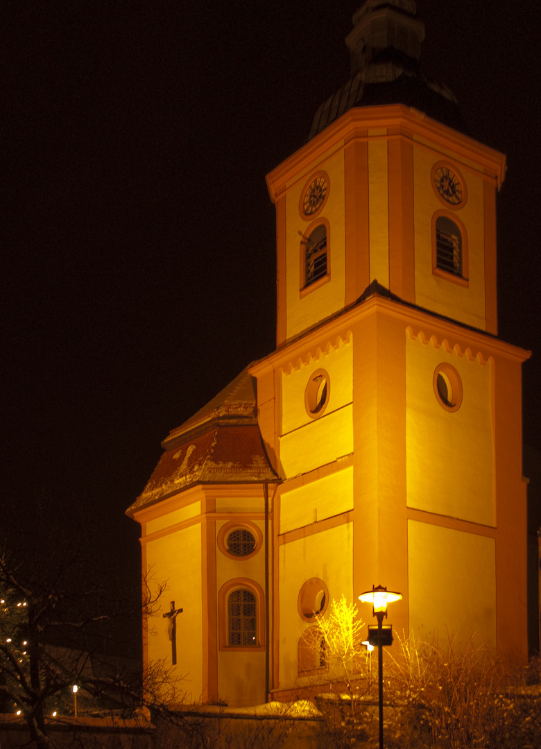 Kirche bei Nacht beleuchtet