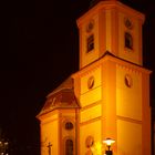 Kirche bei Nacht beleuchtet