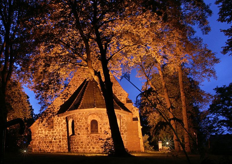 Kirche bei Nacht - DRI
