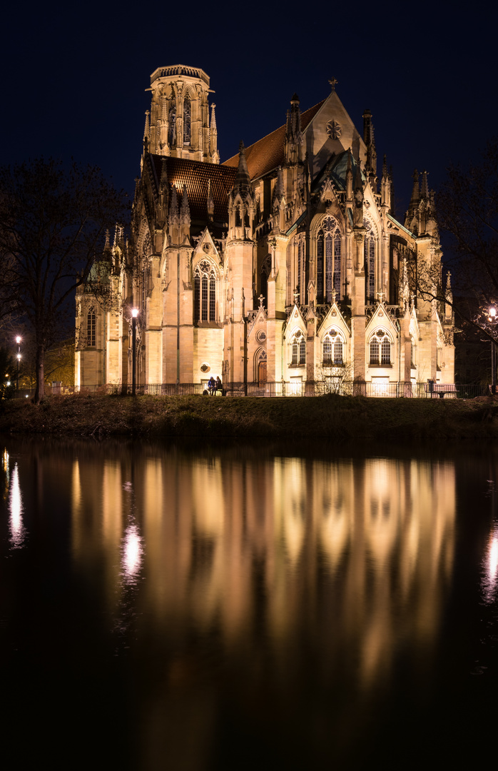 Kirche bei Nacht