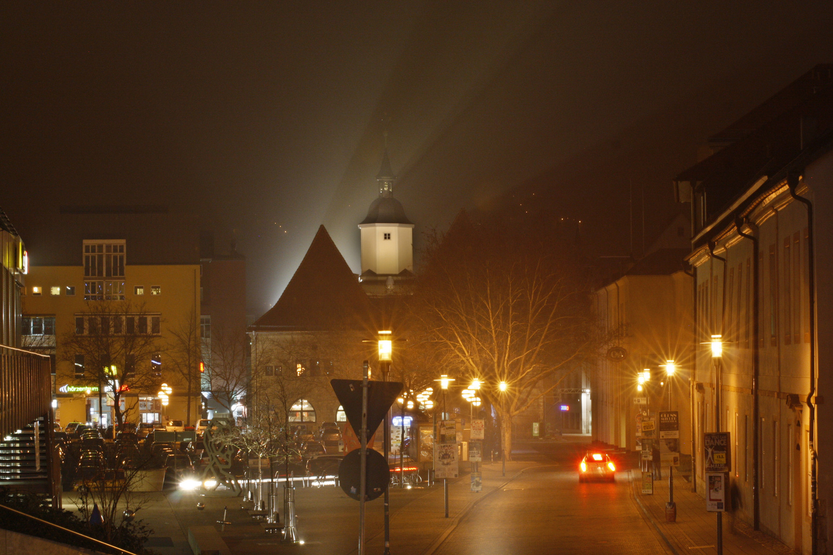 Kirche bei Nacht und Nebel