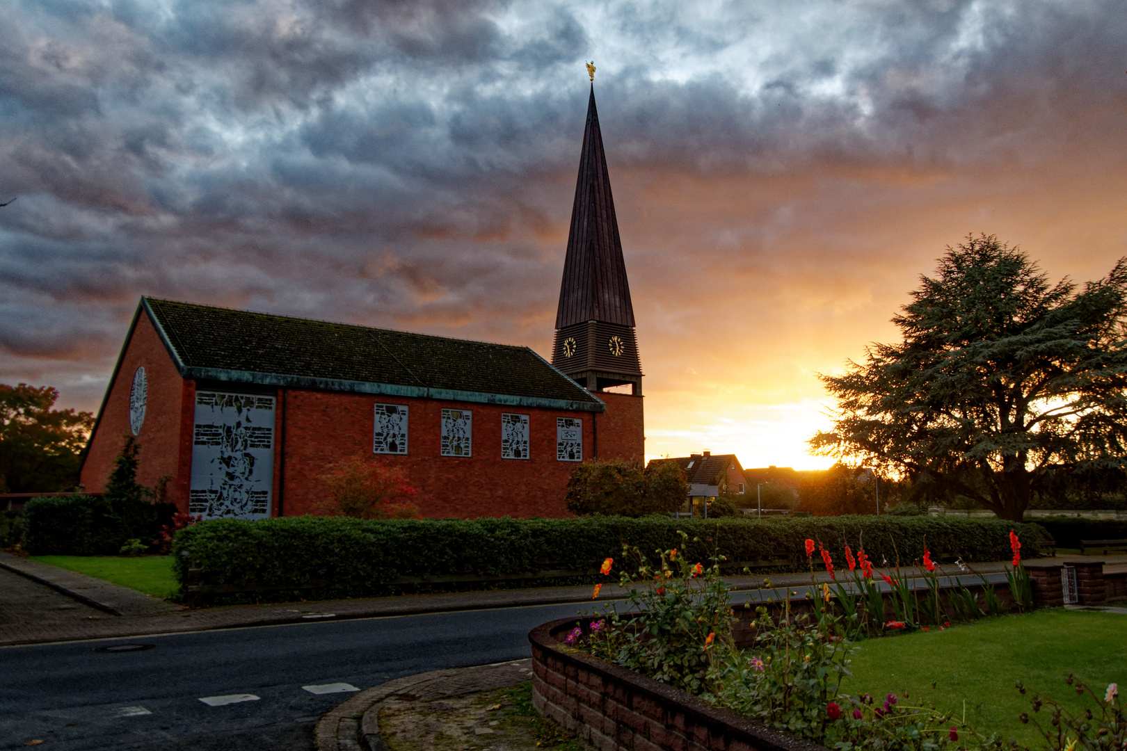 Kirche bei Sonnenuntergang mit Wolken