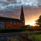 Kirche bei Sonnenuntergang mit Wolken