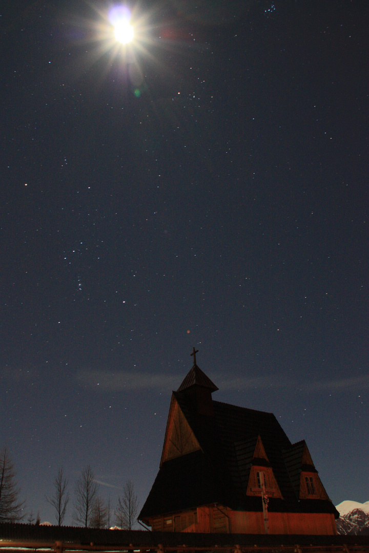 Kirche bei Vollmond