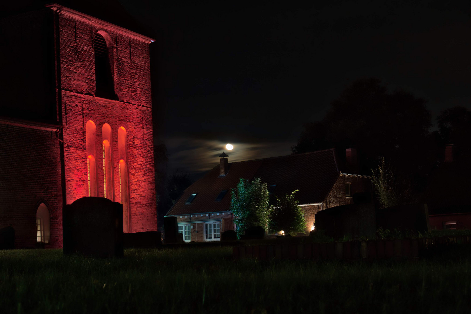 Kirche bei Vollmond