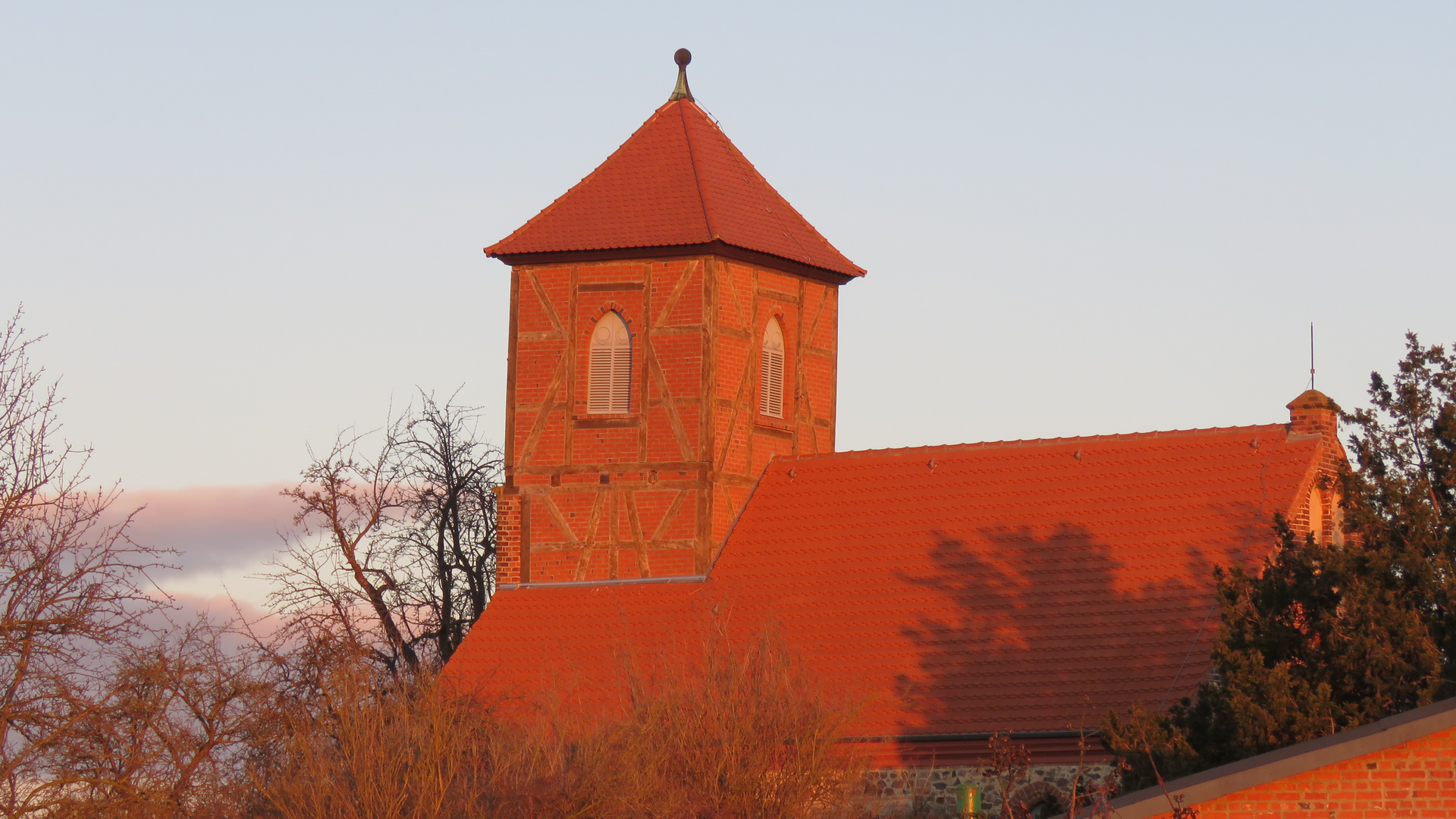 Kirche beim Sonnenaufgang..