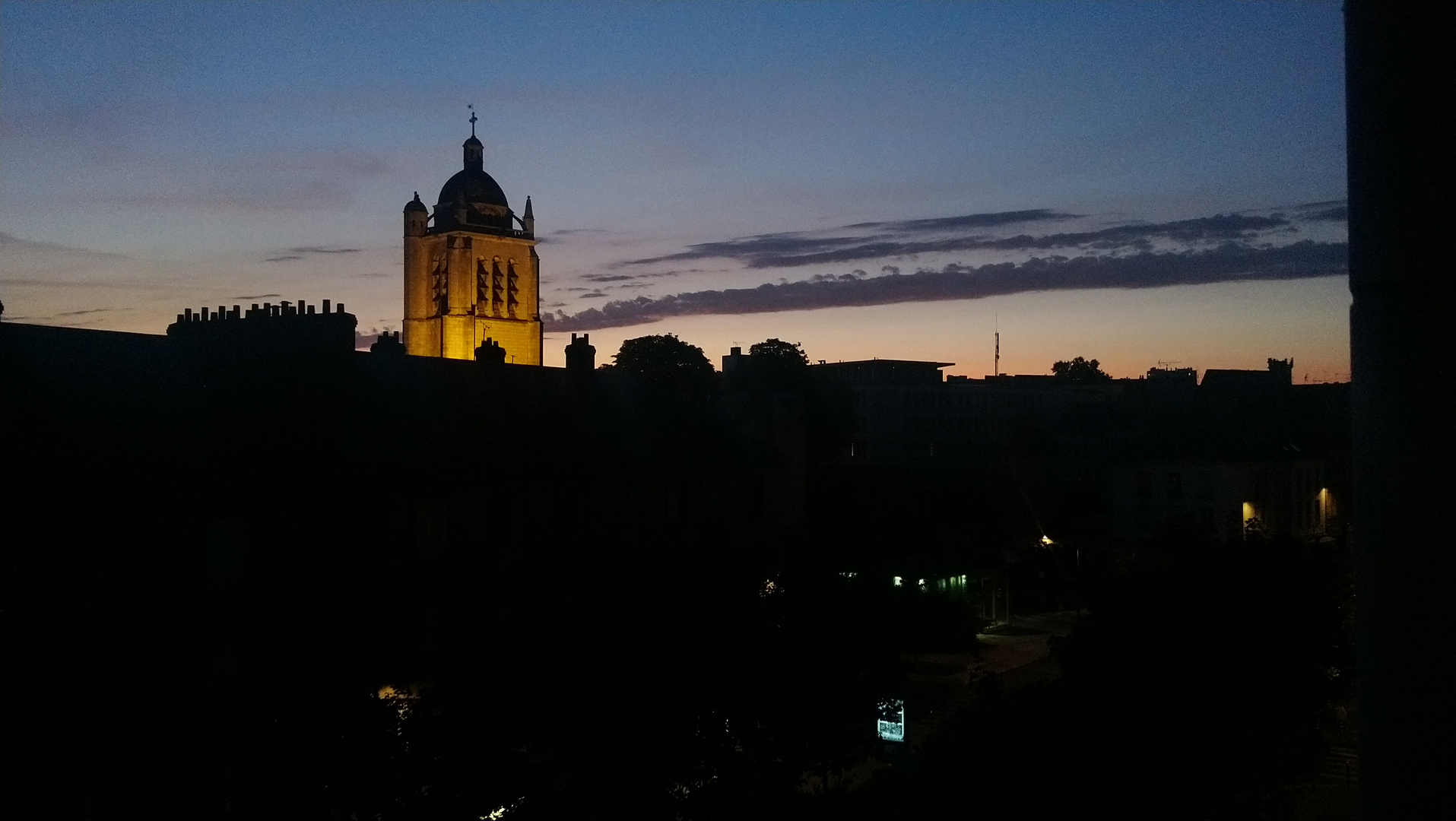 Kirche beim Sonnenuntergang 