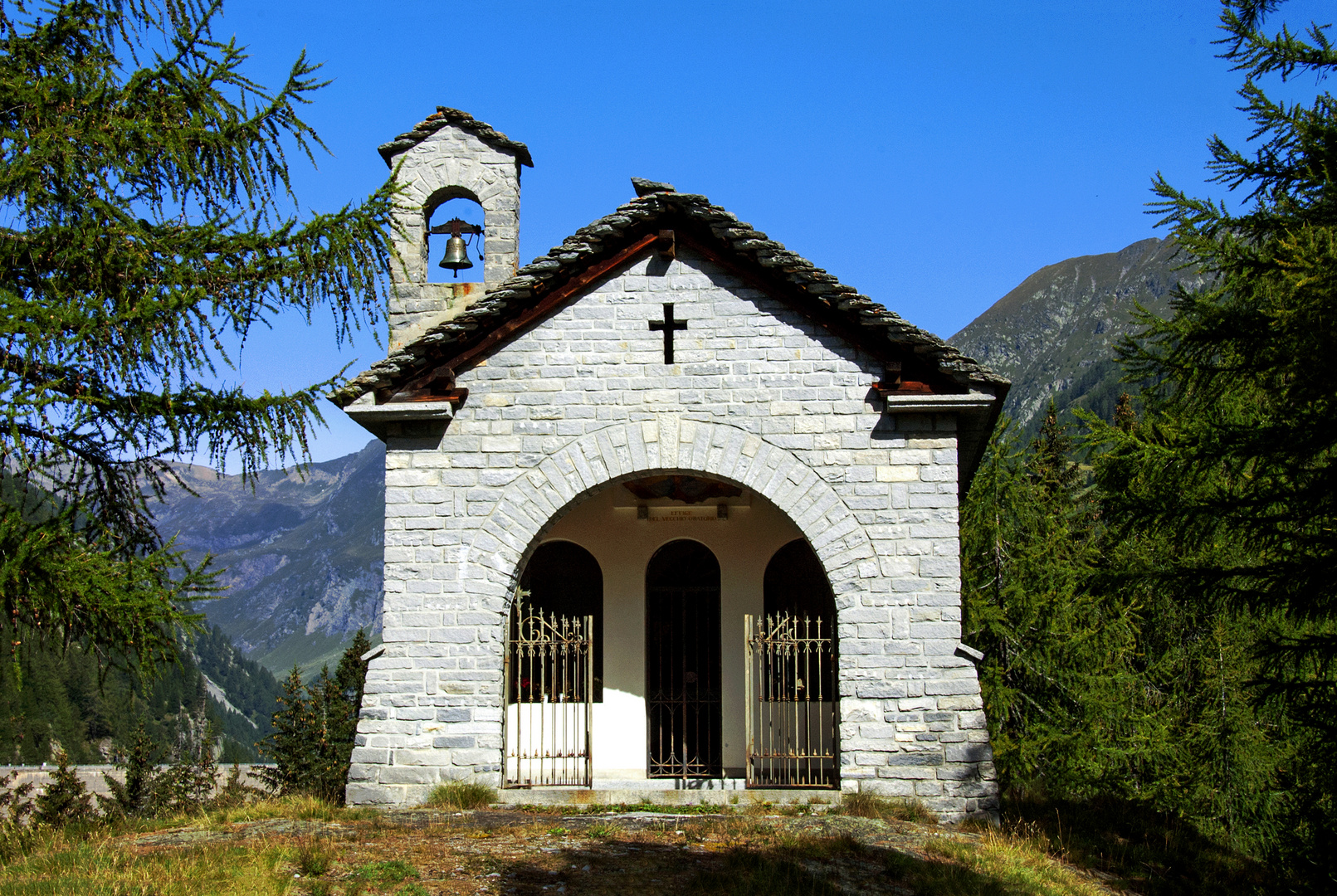 Kirche beim Stausee " Lago Sambuco "