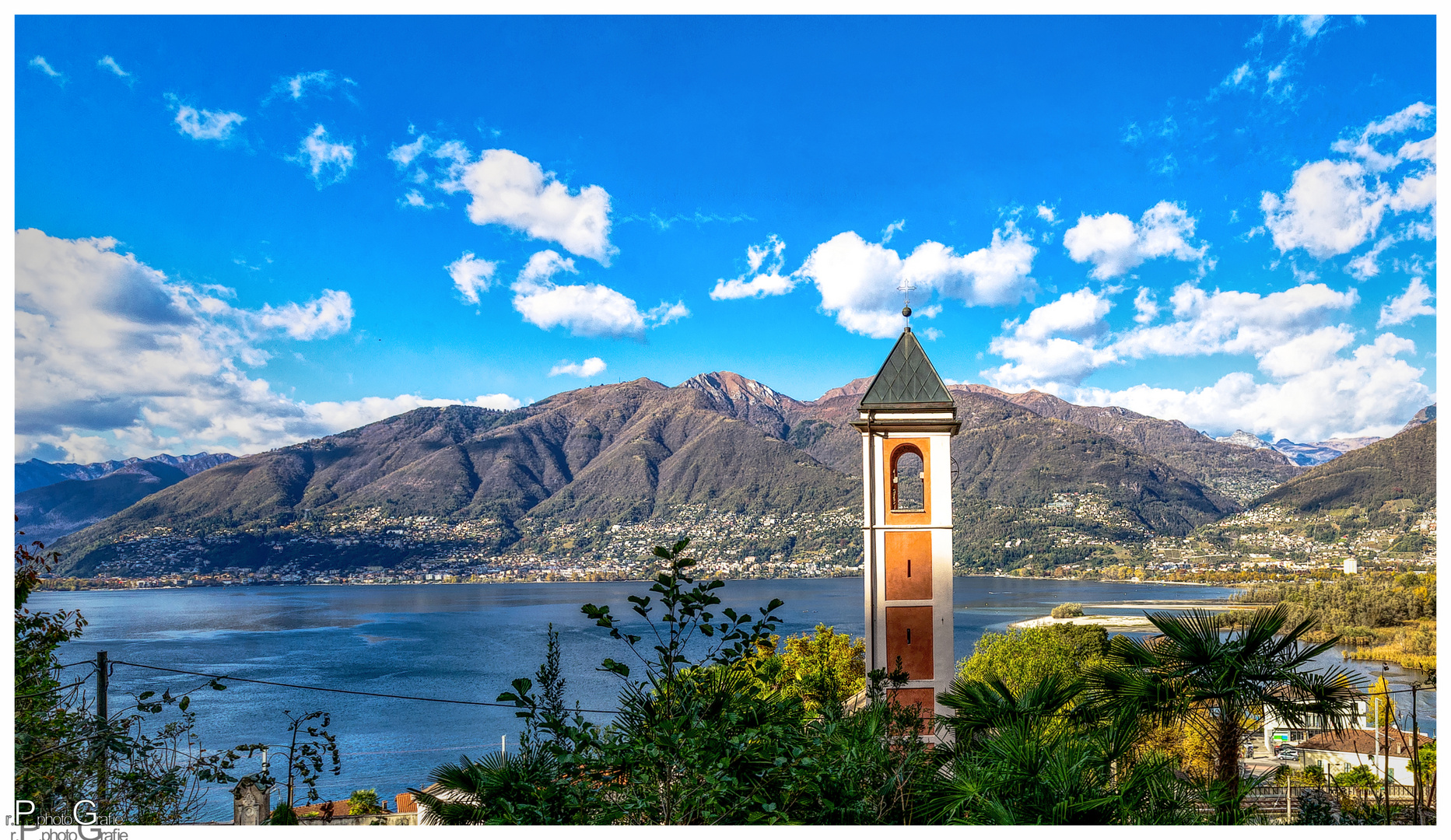 Kirche, Berge, See und Palmen