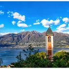 Kirche, Berge, See und Palmen