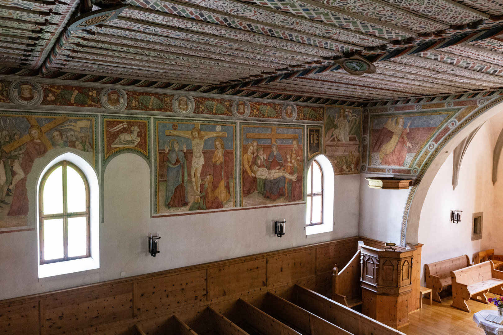 Kirche Bergün: Schiffswand mit Passionszyklus