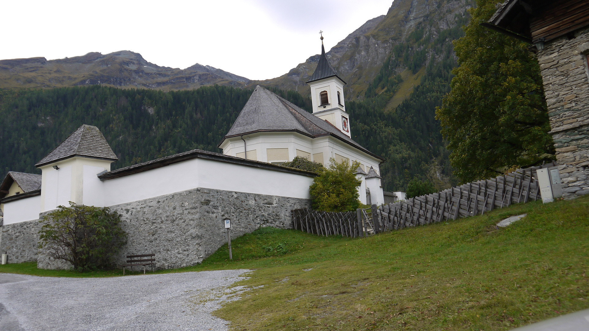 Kirche Bucheben-Die Pfarrkirche zu den Hll. Leonhard und Hieronymus liegt auf 1 144 m ü. A.