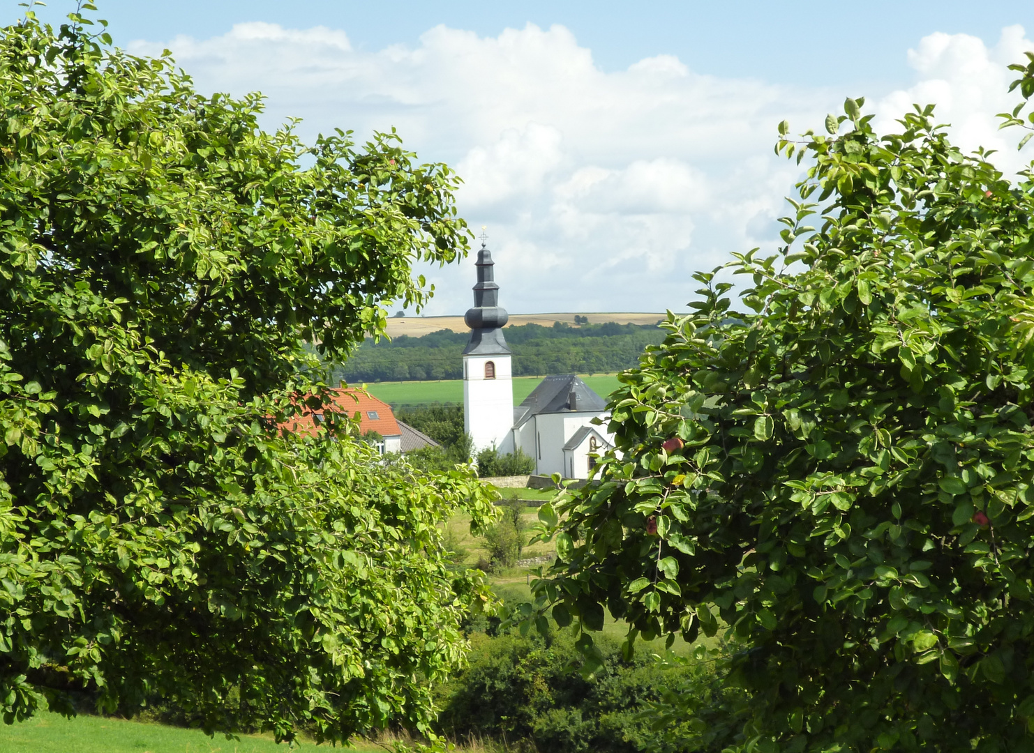 Kirche des deutsch-französischen Grenzdorfes Leidingen (Saarland)