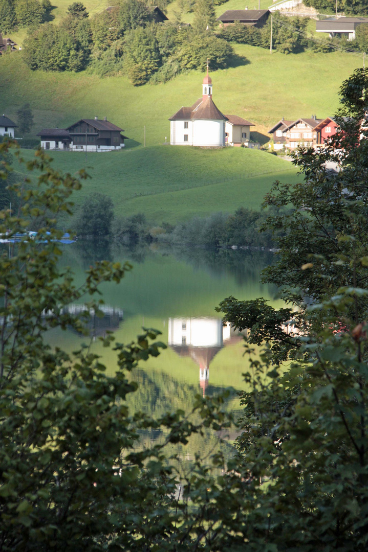 Kirche gespiegelt im Sarnensee