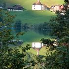 Kirche gespiegelt im Sarnensee