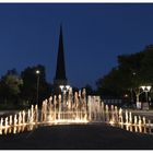 Kirche hinter beleuchteten Brunnen